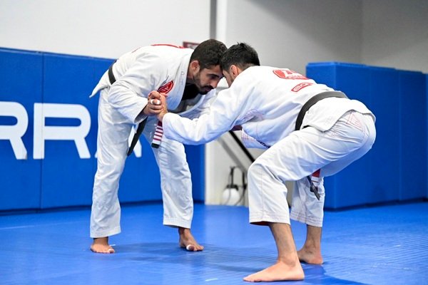 Learn jiu-jitsu and self-defense near Orange, CA, at Gracie Barra Santa Ana Phone +1 (714) 925-9393!